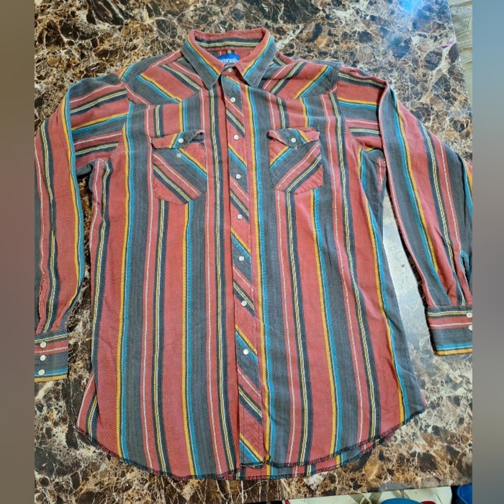 Vintage wrangler brushpopper long sleeve pearl snapped western shirt. Size XLT